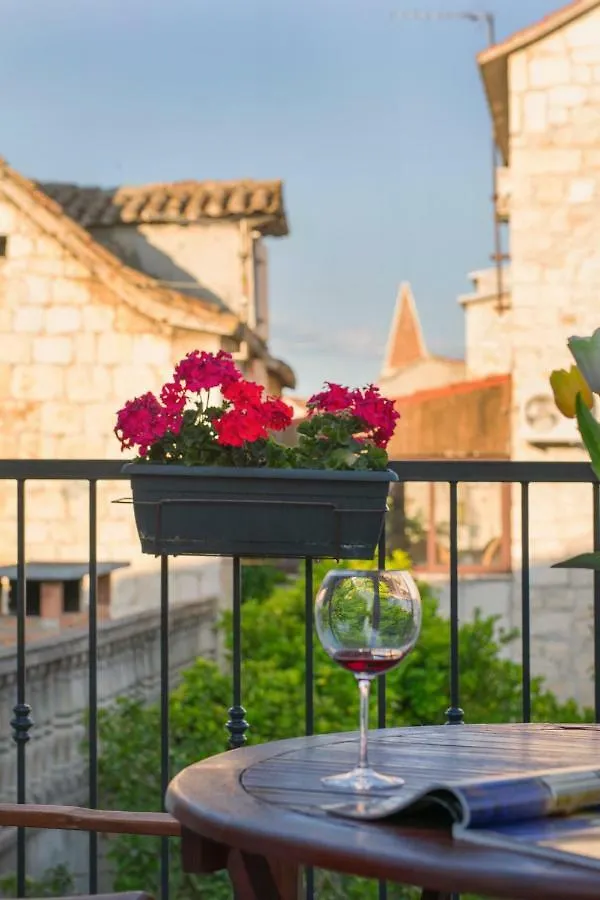 Zlatin Dvor - Apartments For 3, Terrace, Trogir Center, Beach At 5-Min, Bike Friendly Croatia
